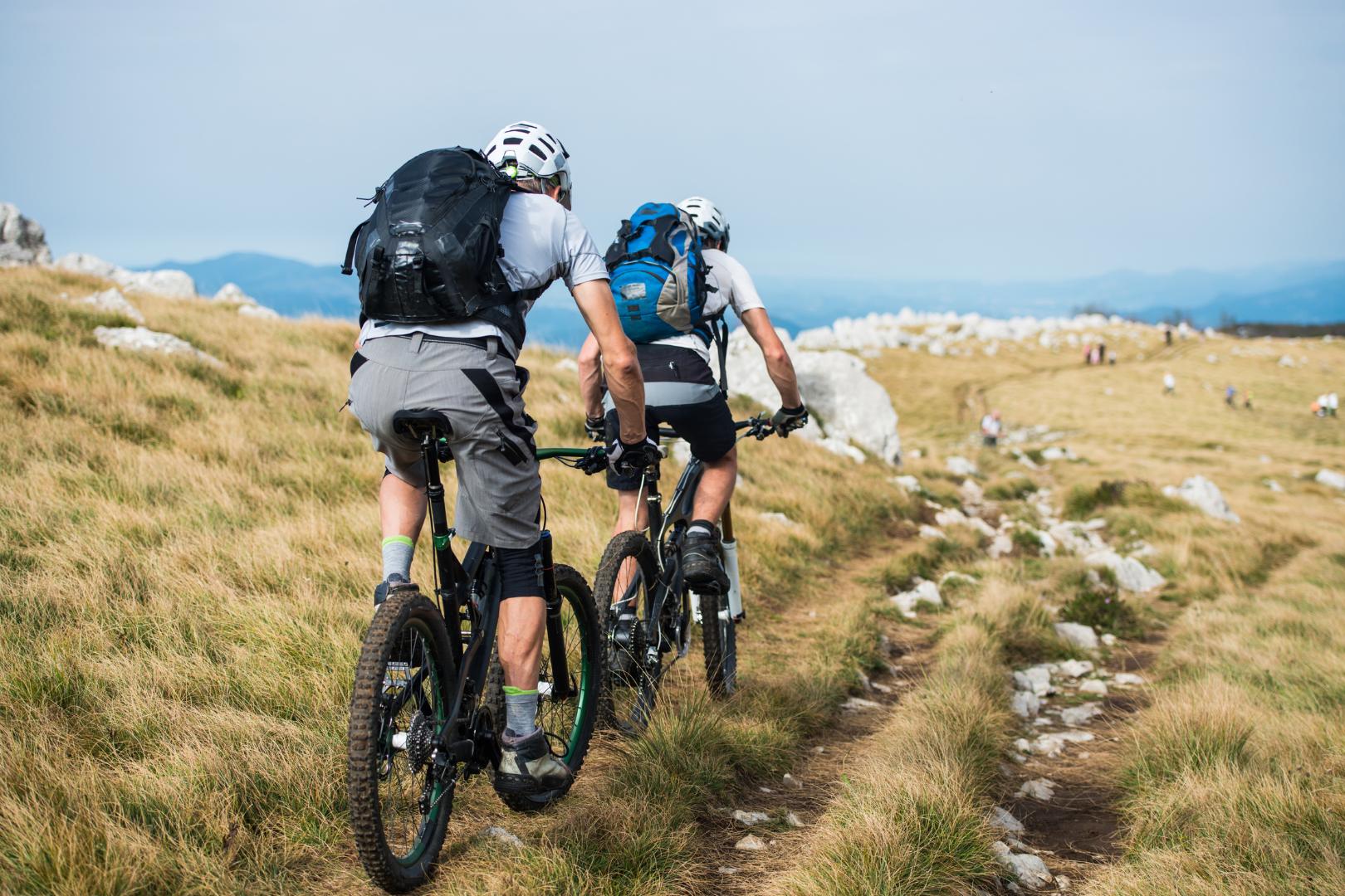 duas bicicletas mountain bike e ciclistas